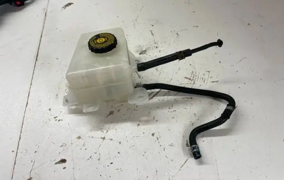 Lexus RX 450H Brake fluid reservoir rx450h