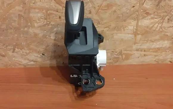 Lexus CT 200H Gear shifter/selector 2168 75C833