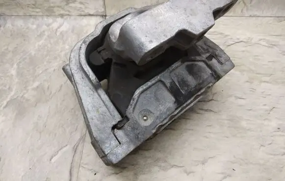 Volkswagen Golf V Engine mount bracket 1K0199262AS
