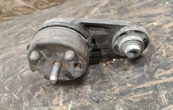 Land Rover Discovery 4 - LR4 Generator/alternator belt tensioner M199N