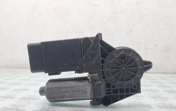 Volkswagen PASSAT B5 Front door window regulator motor