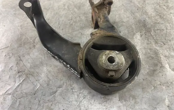 Toyota Corolla Verso AR10 Engine mount bracket