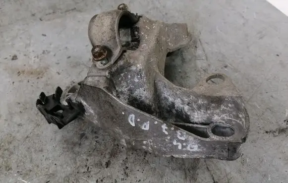 Audi A4 S4 B7 8E 8H Engine mounting bracket 8E0199352F