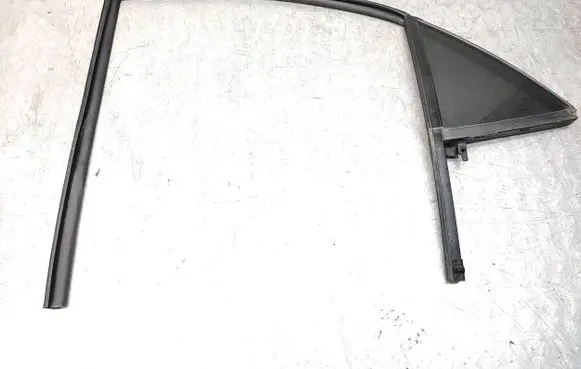 Rear vent window glass