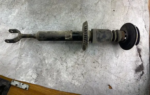 Volkswagen PASSAT B5 Front shock absorber/damper 3b0413031