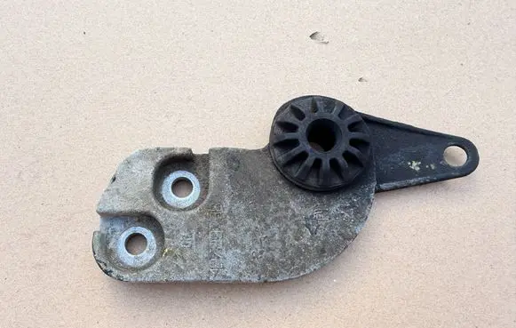 Opel Corsa E Radiator mount bracket 12729738