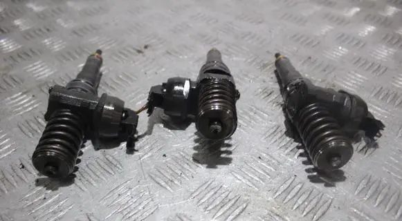 Skoda Fabia Mk2 (5J) Fuel injector 038130073