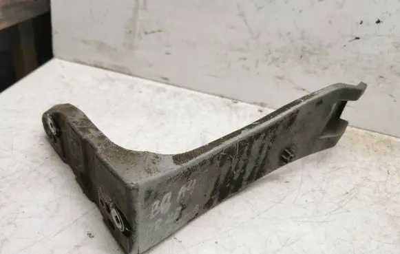 Front bumper mounting bracket
