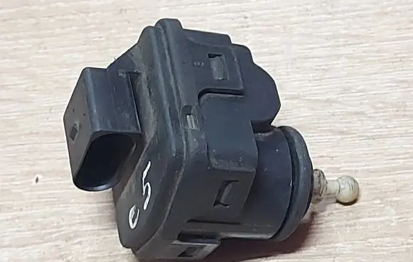 Audi A6 Allroad C5 Headlight level adjustment motor 8L0941295