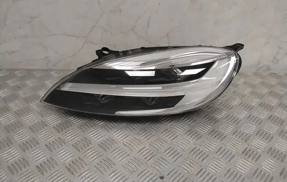 Volvo V40 Headlight/headlamp 31677018