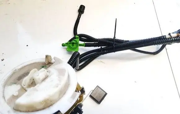 Mercedes-Benz C AMG W204 In-tank fuel pump A2044702294 1582881035