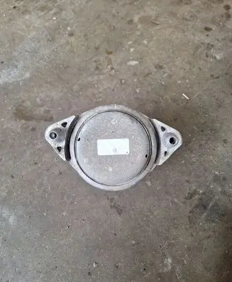 Mercedes-Benz C W204 Engine mount bracket