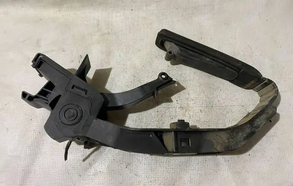 Mercedes-Benz C W203 Accelerator throttle pedal A2033000104 2033000104