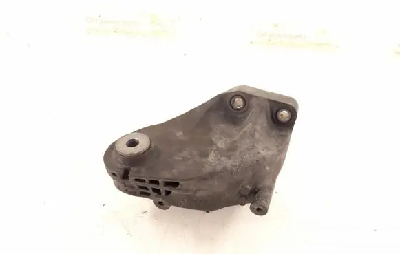 Engine mounting bracket