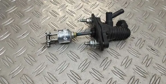 Toyota RAV 4 (XA30) Clutch master cylinder