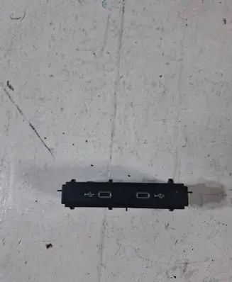 Volkswagen Touareg III USB socket connector 5NA035736