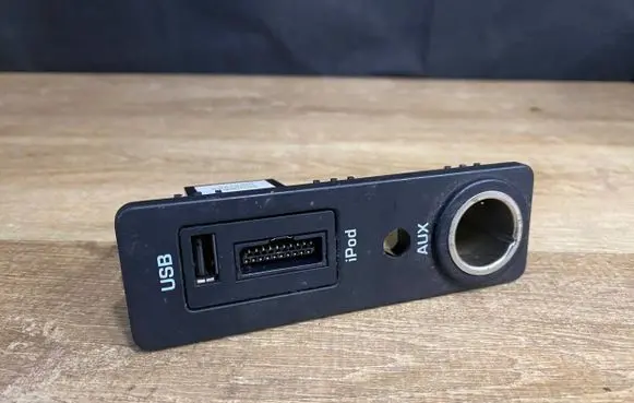 Jaguar XF X250 USB socket connector 8X2319C166AB A2C53252704 CX2JA