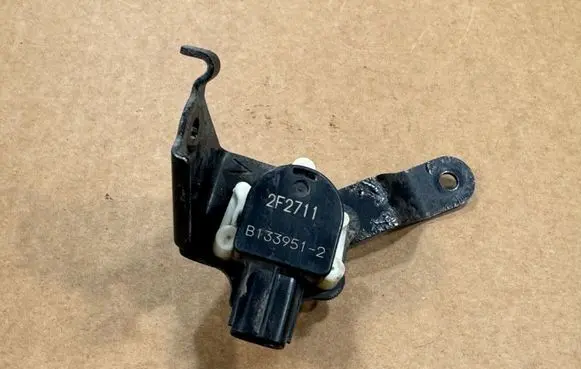 Toyota RAV 4 (XA20) Rear air suspension level height sensor 8940842031