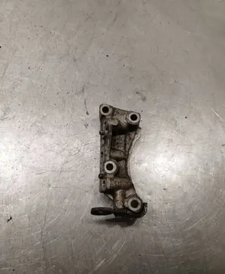 Engine mounting bracket