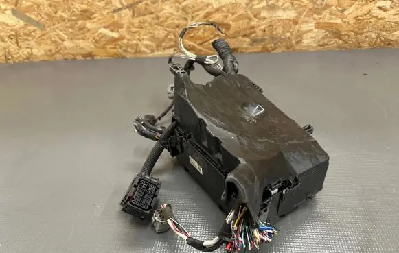 Toyota Avensis T270 Fuse box set 8211105Q10