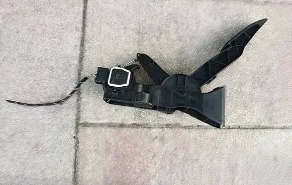 Mercedes-Benz A W169 Accelerator throttle pedal A1693000304