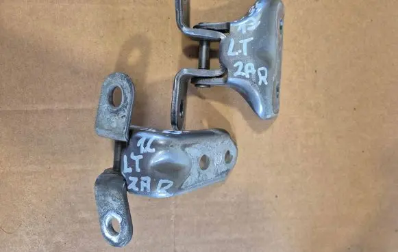 Rear door hinge set