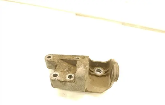 Engine mounting bracket