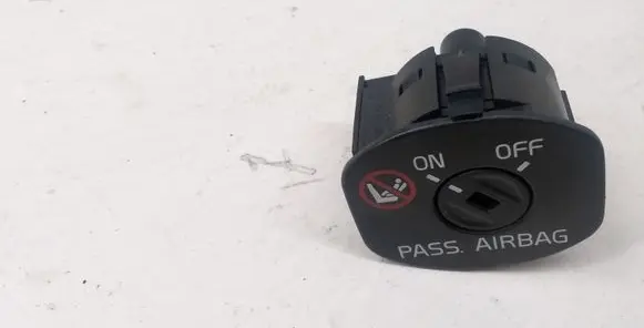 Passenger airbag on/off switch