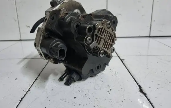 Volvo V70 Fuel injection high pressure pump 8689590 0445010043