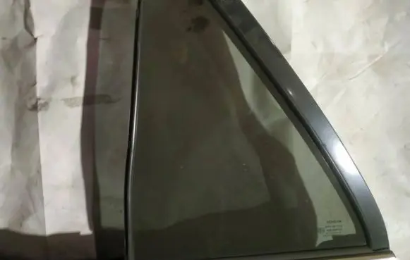 Toyota Avensis T250 Rear vent window glass 