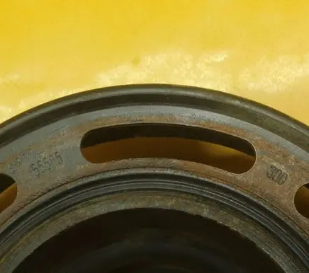 Opel Astra J Crankshaft pulley 55565300