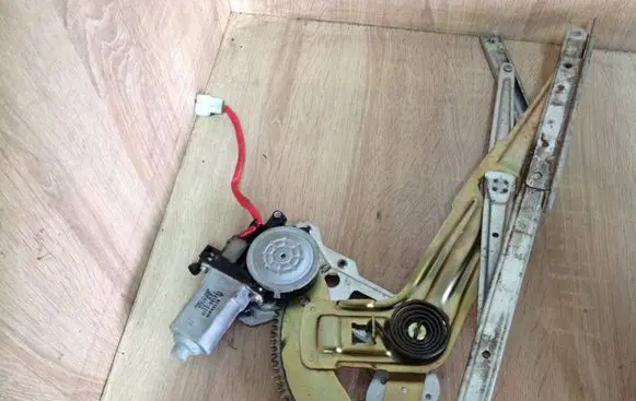 Mitsubishi Pajero Sport I Front door window regulator with motor 5713A019