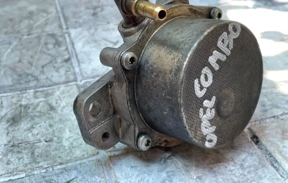 Opel Combo C Vacuum pump 8824