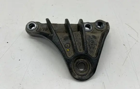 KIA Sportage Engine mounting bracket
