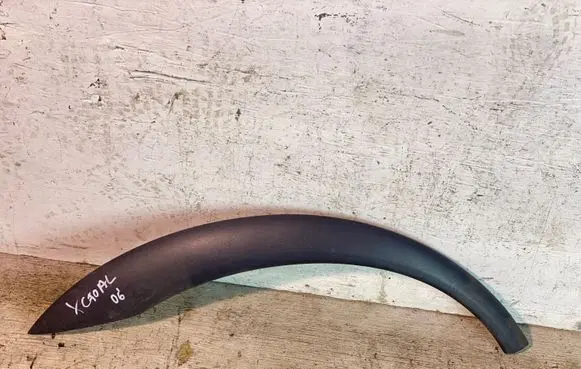 Rear fender molding trim