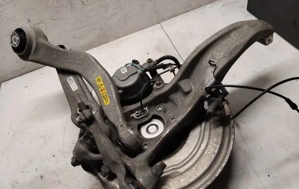 BMW 5 G30 G31 Front wheel hub spindle knuckle 686117703