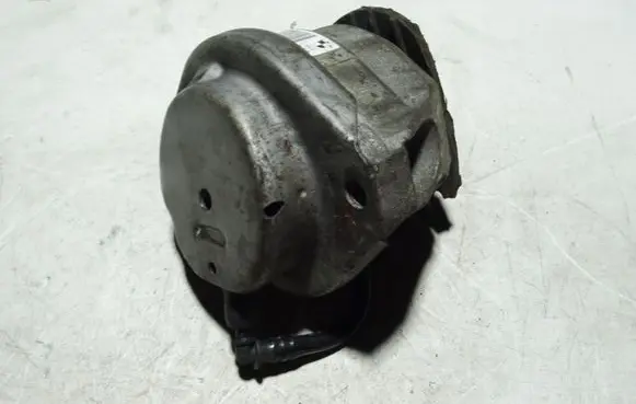 BMW 5 E60 E61 Engine mount bracket 676987402