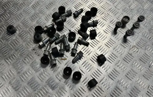 Volkswagen Polo VI Anti-theft wheel nuts and lock VW23865
