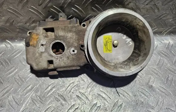 Volkswagen PASSAT B3 Fuel distributor 0438121076 051133353