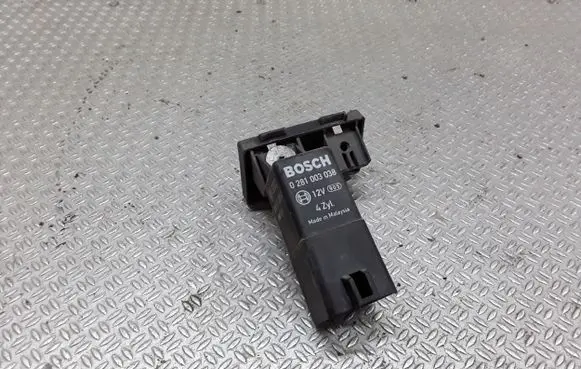 Volkswagen PASSAT B6 Glow plug pre-heat relay 038907281D 0281003038