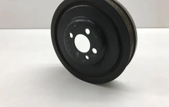 Volkswagen PASSAT B6 Crankshaft pulley 03G105243
