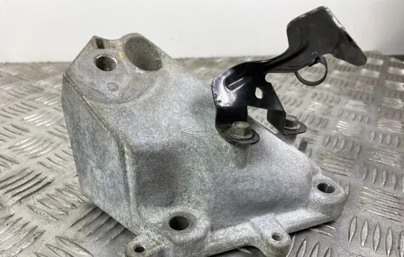 Jeep Grand Cherokee Engine mounting bracket