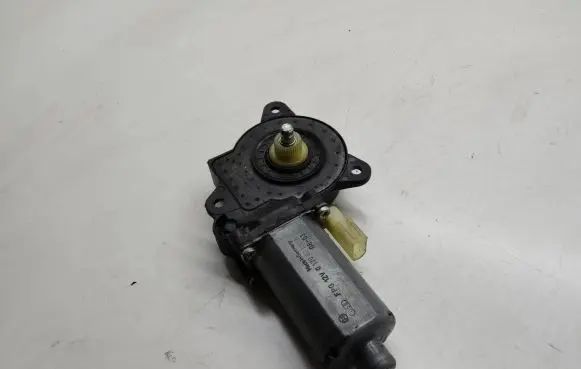 Seat Alhambra (Mk2) Front door window regulator motor 0130821938