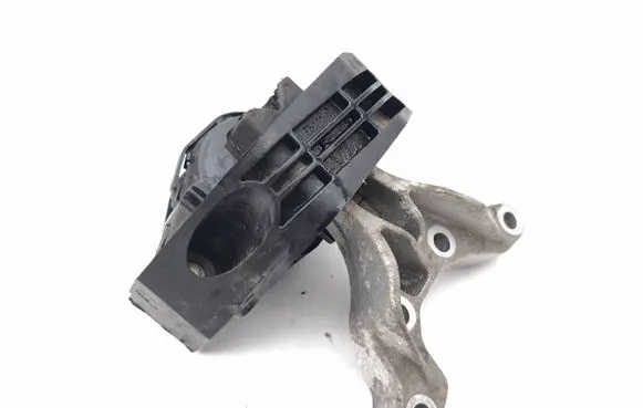Peugeot 2008 II Engine mount bracket 