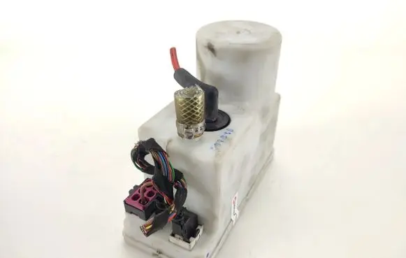 Audi A4 S4 B5 8D Central locking vacuum pump 