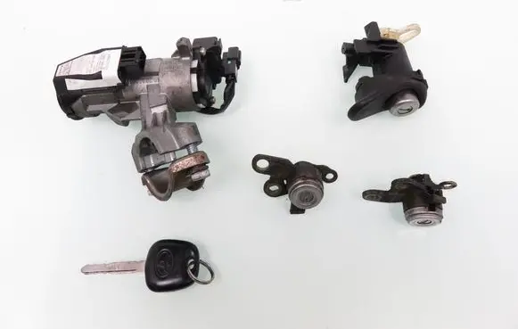 Toyota Yaris Ignition lock 450200D01