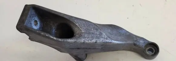 Audi A4 S4 B7 8E 8H Engine mounting bracket 8E0199307S
