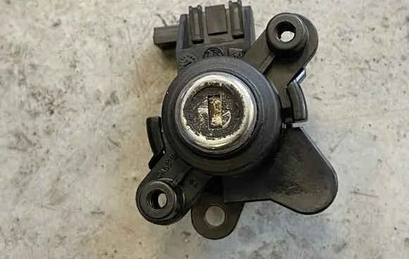 BMW M3 Tailgate exterior lock 8196052