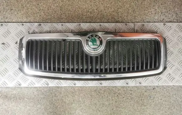Skoda Fabia Mk1 (6Y) Front bumper upper radiator grill 6Y0853668B
