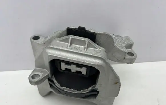 Engine mount vacuum valve
